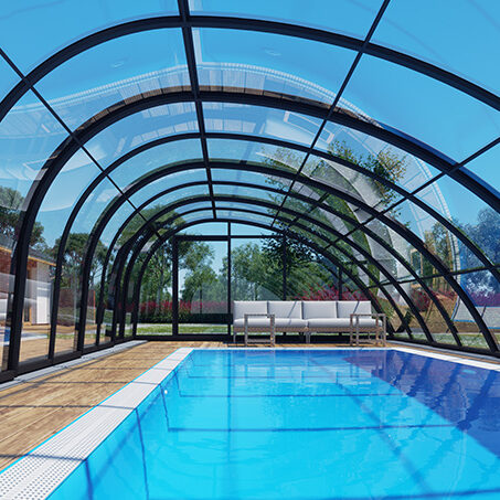 Poolbau Bonn - Bild eines fertigen Pools mit hoher Überdachung