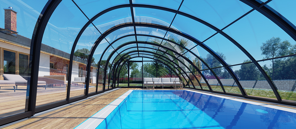 Poolbau Bonn - Bild eines fertigen Pools mit hoher Überdachung